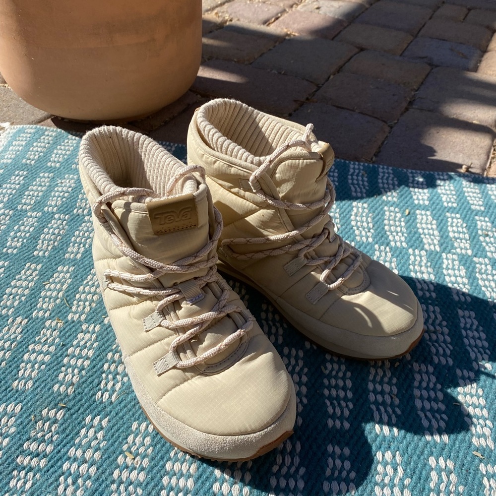 Women’s TEVA Ember Lace slipper boots. Off-white, size 8